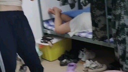 Ketua asrama yang suka berakting melatih ketua regu kecil