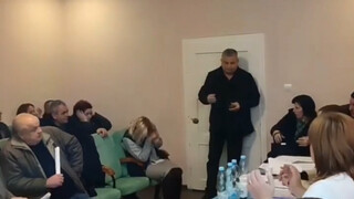 2023年真实影像，乌克兰议员在议会上引爆手雷，整个房子瞬间被炸成废墟