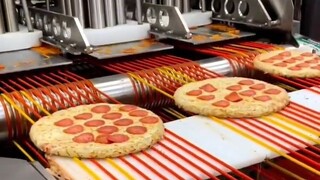 Lini produksi pabrik pizza... Coba saya lihat siapa yang merasa "tidak berjiwa" lagi?