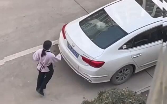 هي حاليًا في المنزل وتحضّر الطعام، فخدعتها وقلت لها إنني نسيت أخذ الحليب الذي اشتريته، لأقدّم لها مف