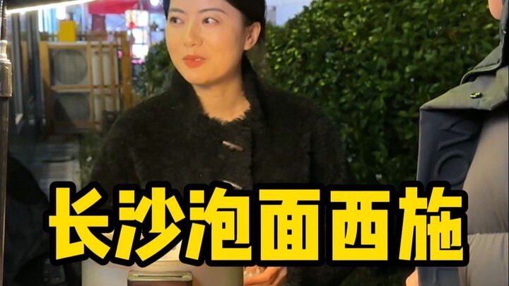 ขายบะหมี่กึ่งสำเร็จรูปข้างทาง รายได้ต่อวันพุ่งถึงสี่หลักเลยเหรอ?! พี่น้องมาดูกันหน่อยว่าธุรกิจนี้เวิ