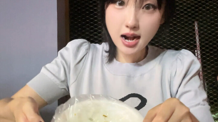 Ini bukan pangsit biasa! Ini pangsit spesial, lho! 🕺 ( ᐛ )ᕗ Dari semua tempat yang pernah aku kunjun