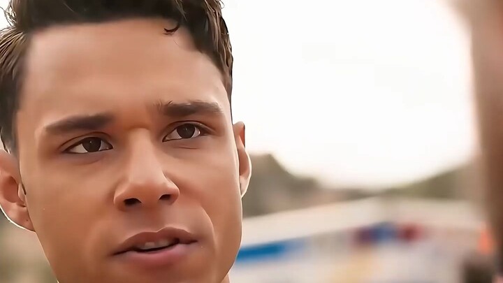 女友跌入悬崖，男友十分伤心，可消防员却笑了