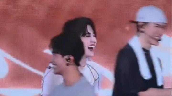 ครั้งแรกที่เห็นทั้งไอดอลและแฟนคลับลืมเนื้อเพลง