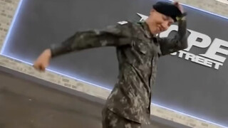 Jung Hoseok~Instructor Jung is dancing!