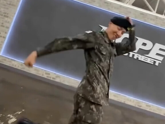 Jung Hoseok~Instructor Jung is dancing!