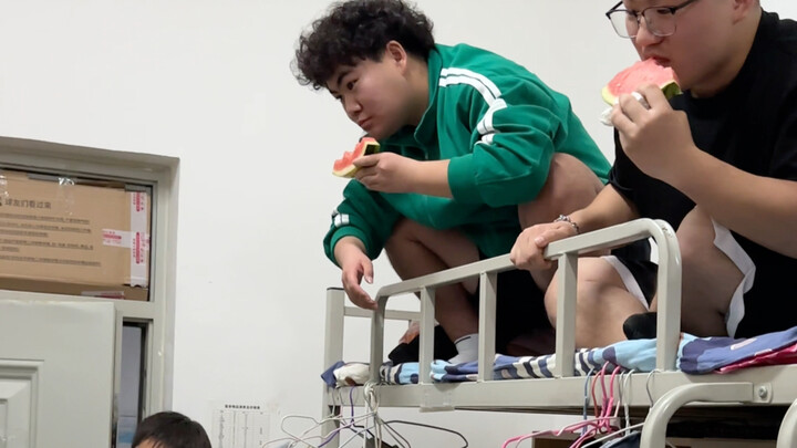 สองปีแล้ว ที่สุดท้ายก็มีคนในหอพักเริ่มคบหากันสักที!