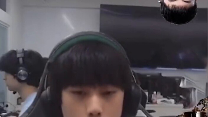 Uzi cướp cúp vô địch trong một trận đấu tập giữa thế giới esports thối nát! Diễn viên lồng tiếng Azi