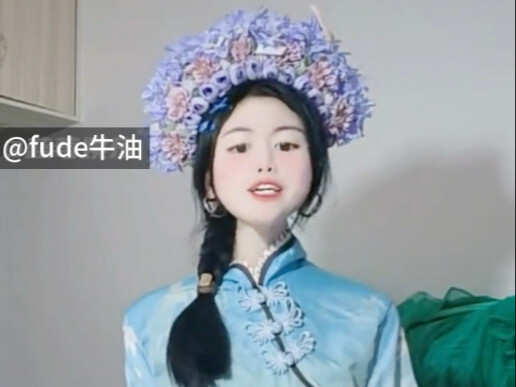 Để gột rửa tai tiếng, cô ấy tự biến mình thành "chú hề" để thu hút lượng truy cập; đằng sau sự khoa 