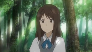 Fried shrimps are already in hand, so the girl just fools around