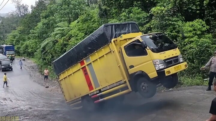 Truk tidak bisa melewati tanjakan seleb TikTok Indonesia sendiri