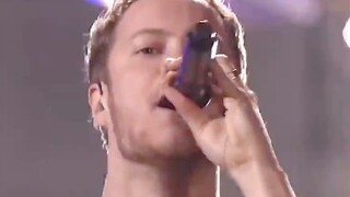 Máy đốt bài hát Imagine Dragons, ban nhạc rồng trong mơ bay trên bầu trời