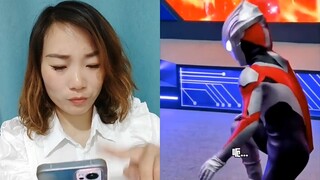 Ultraman bị quái vật đánh ngã xuống đất!