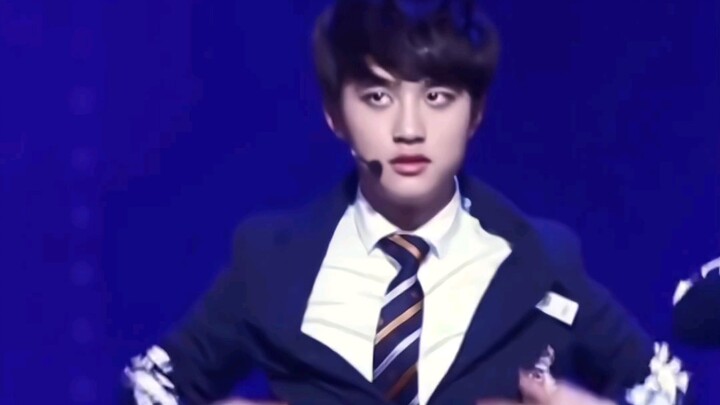 【D.O.】The iconic moment when the buttons on his outfit popped open during the “Roar” dance