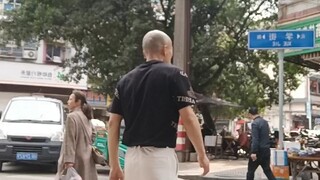 跟着音乐节奏浅跳一下，魔性甩手舞 比❤