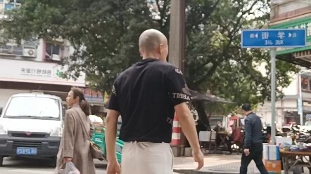 跟着音乐节奏浅跳一下，魔性甩手舞 比❤