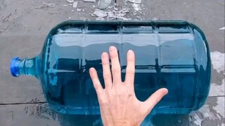 楼梯滚瓶子爆破大赛