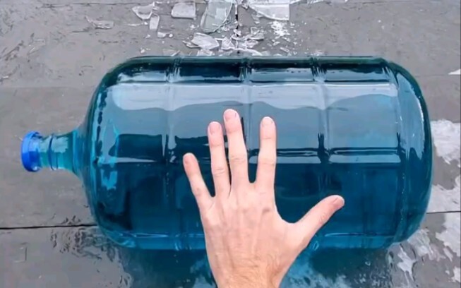 楼梯滚瓶子爆破大赛