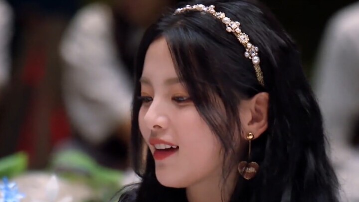 “Dương Siêu Việt, bạn vẫn cùng các bạn học hồi nhỏ đi chơi chứ?”