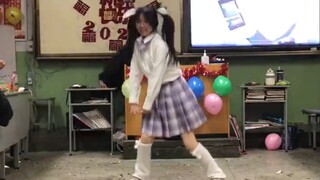 在元旦晚会上跳了loveit！！（高三牲诈尸）