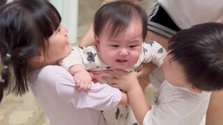 Tôi đã từng thấy người ta giật đồ chơi, nhưng đây là lần đầu tiên tôi thấy người ta giật trẻ em!