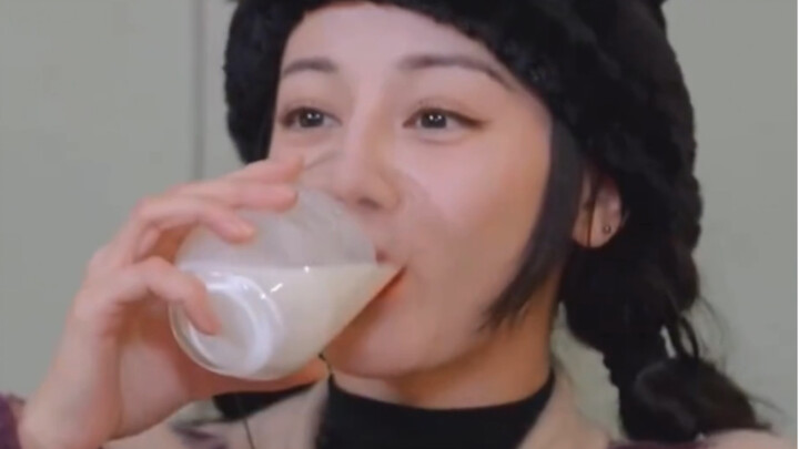 Now that Dilraba Dilmurat realizes she’s said the wrong thing, she’s giving herself a “penalty” of a