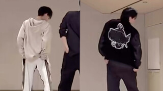 Only the eldest and the youngest don't have fart pockets, hahaha, grabbing their pants is so cute
