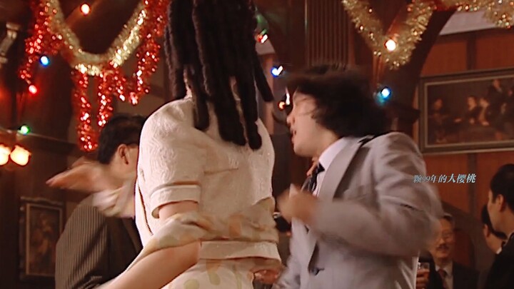 Ngakak banget… Kondisi kejiwaannya yang udah gila itu unggul dua puluh tahun dariku!