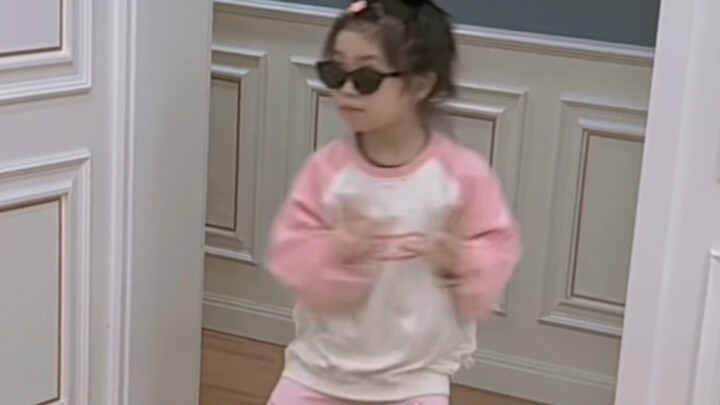 แม่ถ่ายคลิปลูกสาวเต้น แค่สองท่าโยกนี้ก็จังหวะเป๊ะมากเลย!