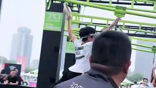 “这也太帅了吧”，男孩居然可以单手拉环，网友：这一刻输赢已经不重要了