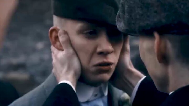 "Chàng trai trẻ đã đạt đến đỉnh cao của cuộc đời trong sự bàng hoàng" #Peaky Blinders# song ôm hôn