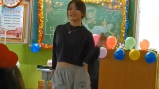 一米八高中生元旦晚会自扒翻跳《worth it》