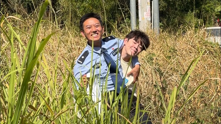 แม่ลูกคู่ปรปักษ์เริ่มต่อสู้กับตำรวจแล้ว