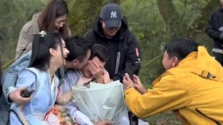笑死！他哭他的，她笑她的，他亲他的，他拍他的，各干各的