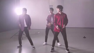 Xiao Zhang Zhang is simply the dance leader of the group, alongside Ma Jiaqi, Ding Chengxin, Song Ya