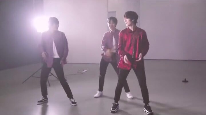 Xiao Zhang Zhang is simply the dance leader of the group, alongside Ma Jiaqi, Ding Chengxin, Song Ya