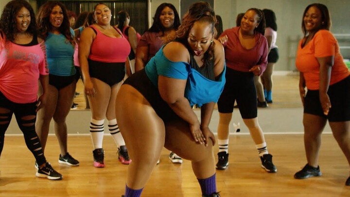 ملهمة للغاية! رُفضت من الرقص لأنها كانت بدينة جدًا؟ أسست هذه الفتاة البدينة فرقتها الخاصة، وتقبل فقط