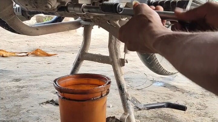 🏍️ बाइक का Engine Oil Nut खोला तो एक बूंद भी Oil नहीं निकला 😱🔧 | आखिर क्या हुआ? #Motorcycle #Engi