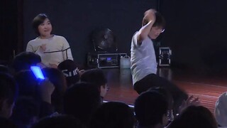 The young idol can't dance well, so the male fan demonstrated the dance himself!