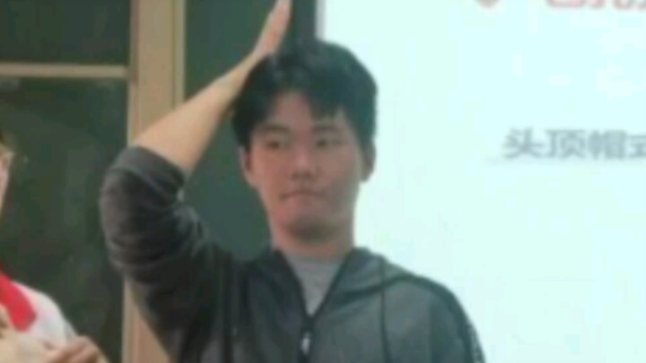 นักเรียนคนหนึ่งที่หน้าตาคล้ายกับบรรพบุรุษเป็นอย่างมาก