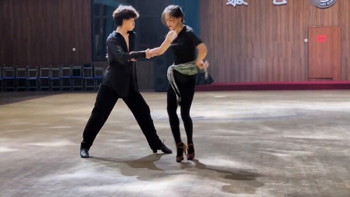 เต้นสุดมันส์ หนุ่มหล่อสาวสวย เต้นละตินทุกท่วงท่าเซ็กซี่