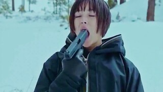 男人惊恐的发现，眼前的女孩竟当着自己的面吞枪自杀