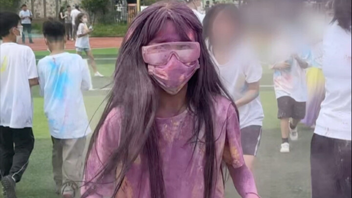 Dia sudah punya rambut merah muda, dan sekarang rambutnya merah—dia juga jadi semakin populer! #LiuG