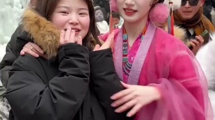 บนเขาหยุนไถ มณฑลเหอหนาน อยู่ในอ้อมกอดของตั้วจี่ ทำให้สาวๆ หน้าแดงเขินไปหมดเลย!