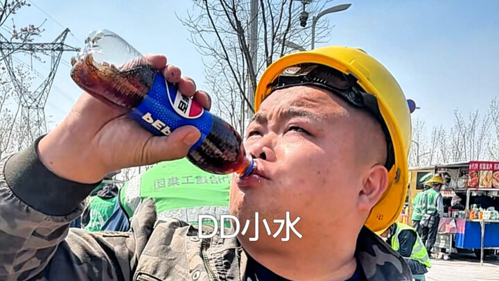 Makan mie goreng di pinggir jalan enak banget～