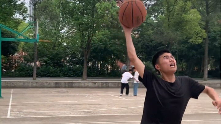 173 cm học sinh trung học trình diễn cú úp rổ, còn có cả cú úp rổ gập người?