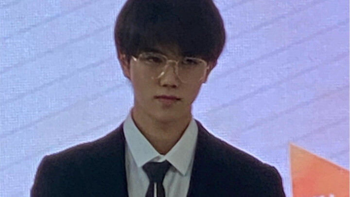 High School Student Hosts Evening Party, Takes Off Jacket and Dances Energetically | Fu Yunzhe