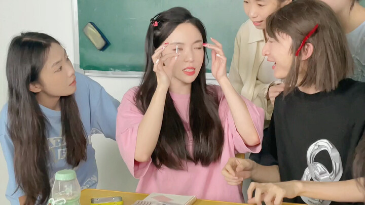 The double eyelids were stuck on the classmates' "hearts"