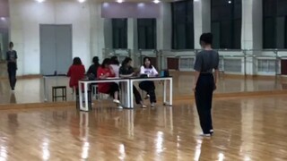 [ITZY/WANNABE] ما مدى جودة رقصة طالبة في المدرسة الثانوية في اختبار مهرجان فني مع ثلاثة مدرسين للموس