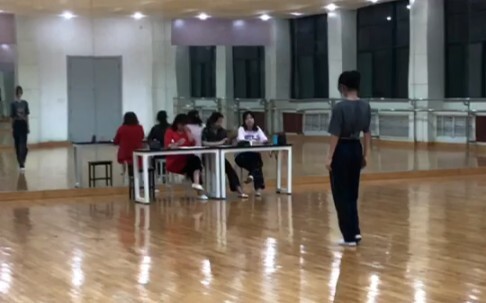 [ITZY/WANNABE] ما مدى جودة رقصة طالبة في المدرسة الثانوية في اختبار مهرجان فني مع ثلاثة مدرسين للموس